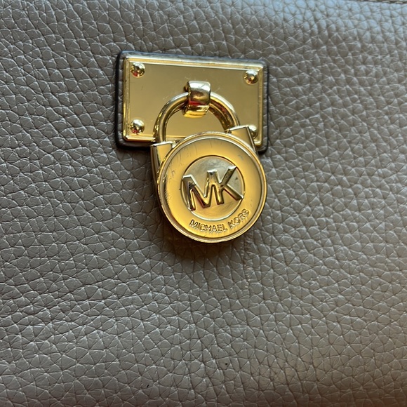 Michael Kors pebbled leather taupe brown zip around wallet gold lock hardware - Picture 4 of 8